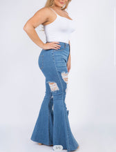 Cargar imagen en el visor de la galería, SUPER FLARE DISTRESSED JEANS (plus size)